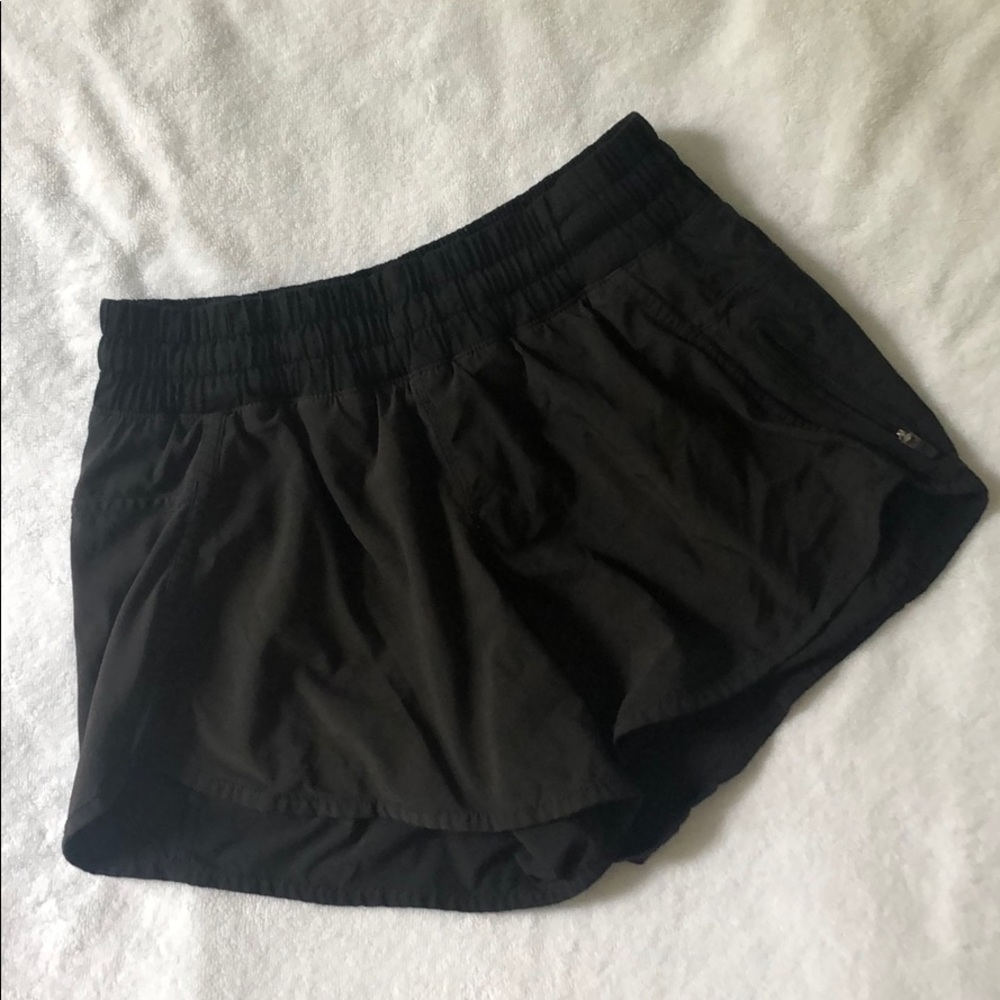 Lululemon Tracker IV short size 6